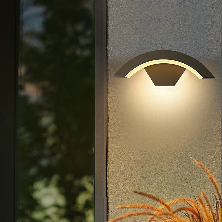 Outdoor Wall Light | IP65 Waterproof Aluminum Fixture with Curved Design